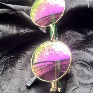 Stylish Gold Frame Sunglasses with Pink Reflective Lenses